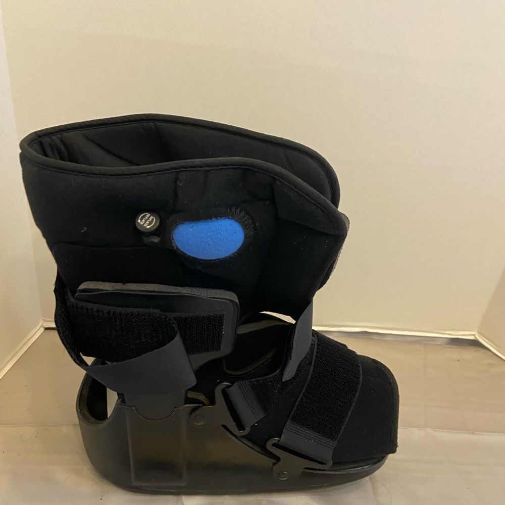 United ortho boot with pump size medium‎